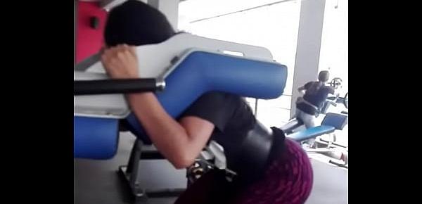  En el GYM ejercitándose el culito